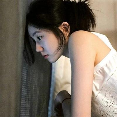 照片里的伴娘